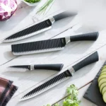 6-swiss-q-black-shark-peiliu-rinkinys-virtuveje Swiss·Q Namiutsu Black Shark peilių rinkinys su magnetiniu dėklu