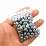 3-plieniniai-rutuliukai-8mm-pakuote Plieniniai 8 mm rutuliukai skaidrioje pakuotėje delne