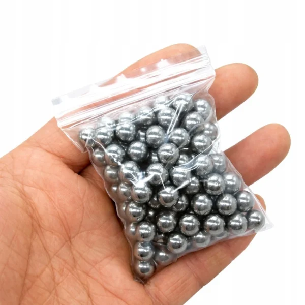 3-plieniniai-rutuliukai-8mm-pakuote Plieniniai 8 mm rutuliukai skaidrioje pakuotėje delne
