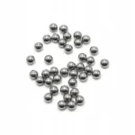 4-plieniniai-rutuliukai-8mm-is-arti Plieniniai 8 mm rutuliukai iš arti baltame fone