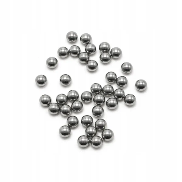 4-plieniniai-rutuliukai-8mm-is-arti Plieniniai 8 mm rutuliukai iš arti baltame fone