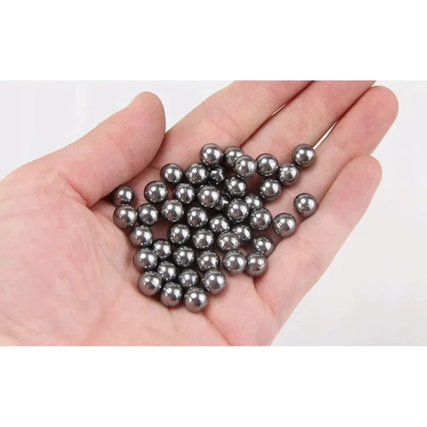 6-metaliniai-rutuliukai-8mm-delne Metaliniai 8 mm rutuliukai delne – dydžio palyginimas