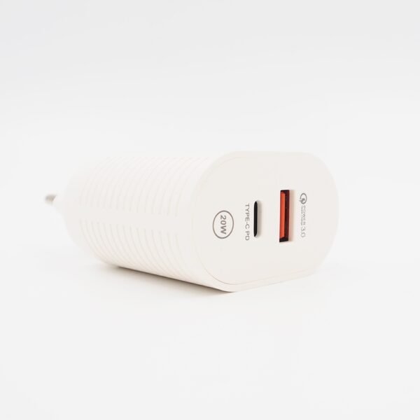 20 W įkroviklio USB-A ir USB-C PD lizdai