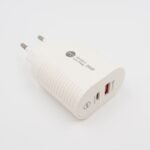 20 W QC 3.0 įkroviklio korpusas ir europinis kištukas